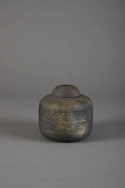 Pot couvert en faïence patinée, à l'imitation...