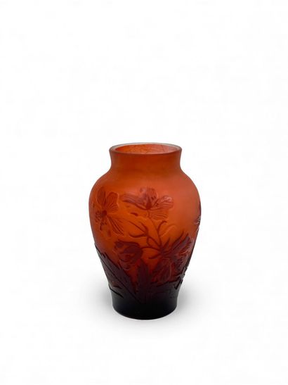 TRAVAIL FRANCAIS 
Petit vase en verre multicouche...