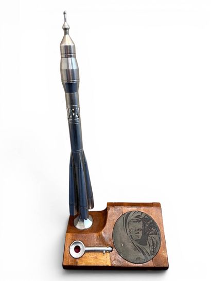 Maquette d'une fusée Soyouz en acier, elle...