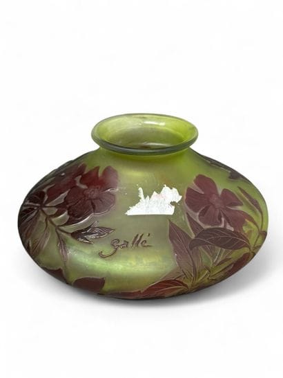 TRAVAIL FRANÇAIS
Vase à corps toupie à décor...