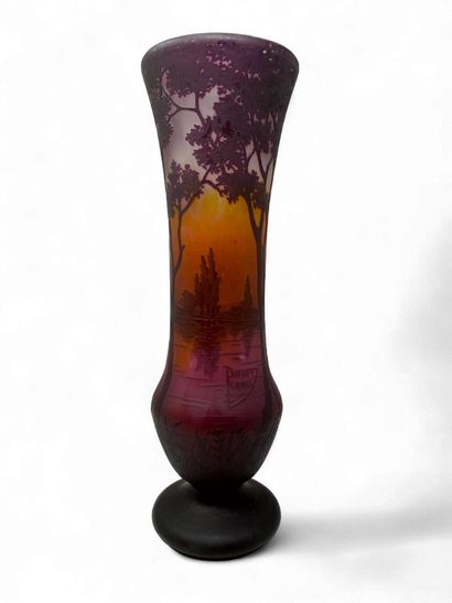 TRAVAIL FRANCAIS XX
Vase balustre sur piédouche...