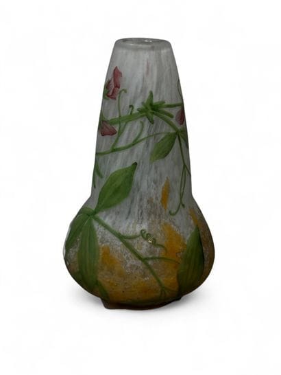 TRAVAIL FRANÇAIS
Petit vase à décor de fleurs.
Porte...