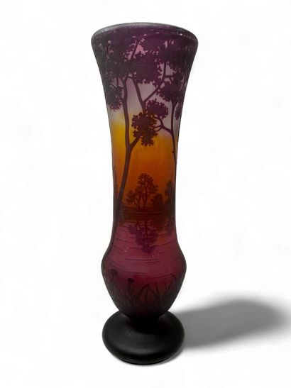 TRAVAIL FRANCAIS XX
Vase balustre sur piédouche...