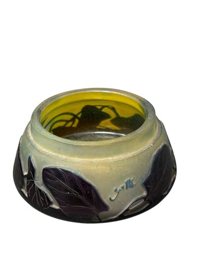 TRAVAIL FRANCAIS
Bonbonnière en verre multicouche...