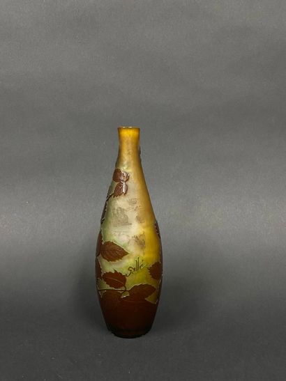 GALLE
Petit vase ovoïde et col droit. Epreuve...