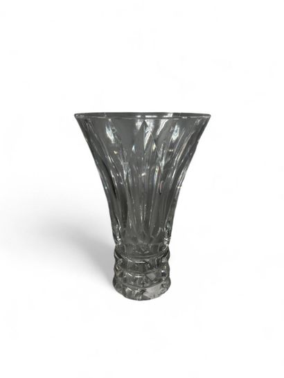 SAINT-LOUIS
Vase à col évasé en cristal taillé.
Signé
H....