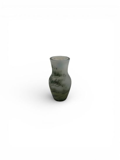 DAUM, dans le gout de 
Petit vase à décor...