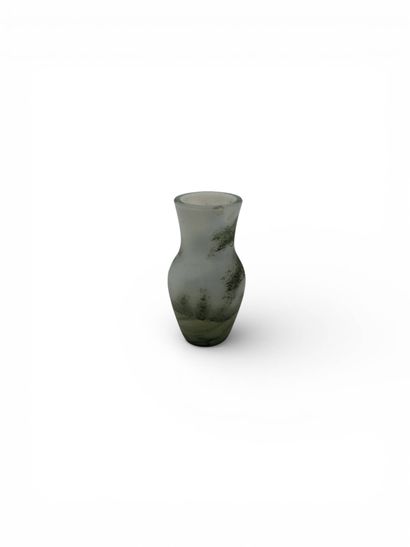 DAUM, dans le gout de 
Petit vase à décor...