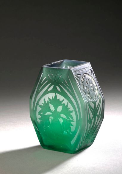 TRAVAIL FRANÇAIS DU XXe SIÈCLE
Vase de forme...
