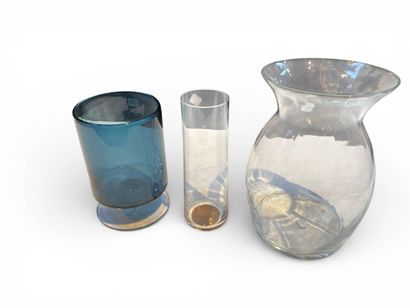 Ensemble de trois vases en verre : 
Vase...