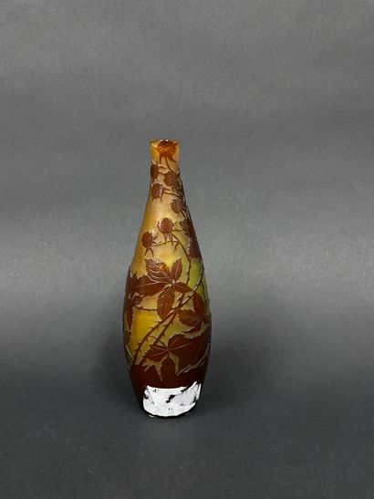 GALLE
Petit vase ovoïde et col droit. Epreuve...