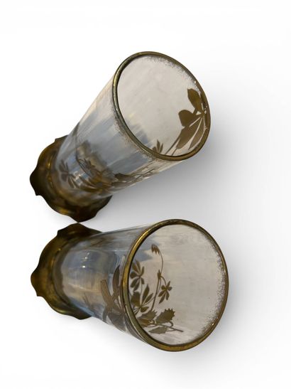 Paire de vases rouleaux en verre transparent...