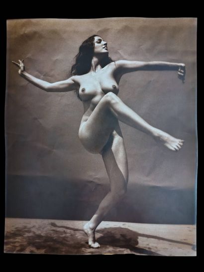 André DE DIENES (1913-1985). Standing nude...