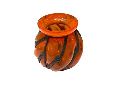 DAUM & MAJORELLE, dans le gout de 
Vase boule...