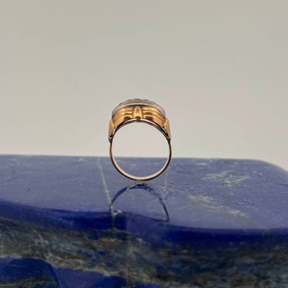 Bague en or jaune et gris 18K (750) légèrement...