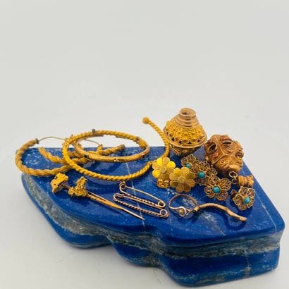 Lot de bijoux et débris de bijoux en or 18K...