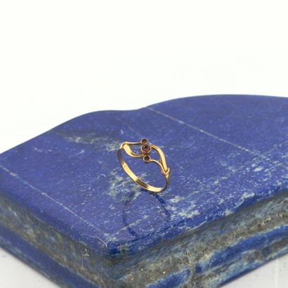 Bague volutes en or jaune 18k (750) sertie...