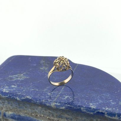 Bague dôme en or 18K (750) formant une fleur...