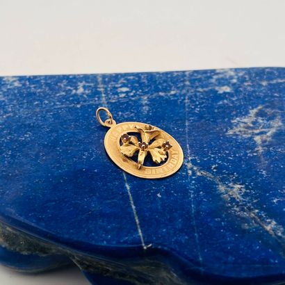 Pendentif ovale en or 14K (585) guilloché...