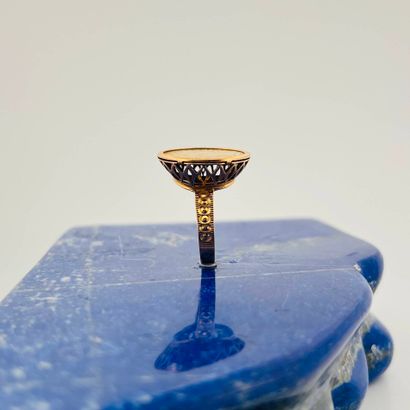 Bague en or jaune 18K (750) retenant une...