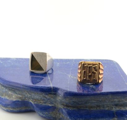 Deux chevalières en or 18K (750), une monogrammée...