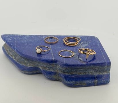 Suite de cinq bagues en or 18K (750) comprenant...
