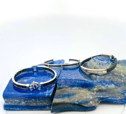 Suite de trois joncs en or gris 18K (750)...