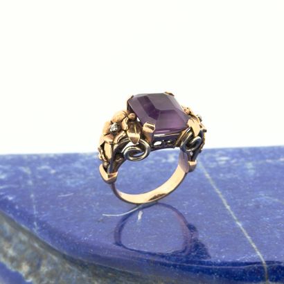 Bague en or 14K (585) à décor de volutes...
