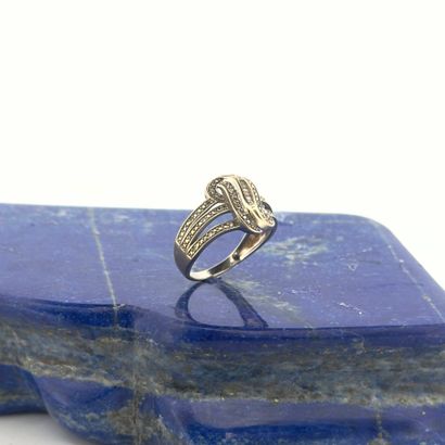 Bague en or 18K (750) à trois corps retenant...