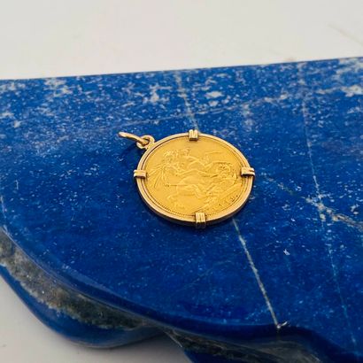Pendentif en or 18K (750) retenant un Souverain...