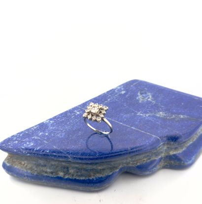 Bague en or gris 18K (750), le chaton de...