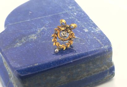 Petit clip en or jaune 18K (750) à décor...