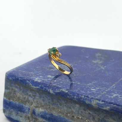 Délicate bague en or jaune 18K (750) sertie...