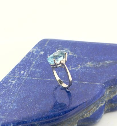 Bague en or gris 18K (750) sertie d'une topaze...