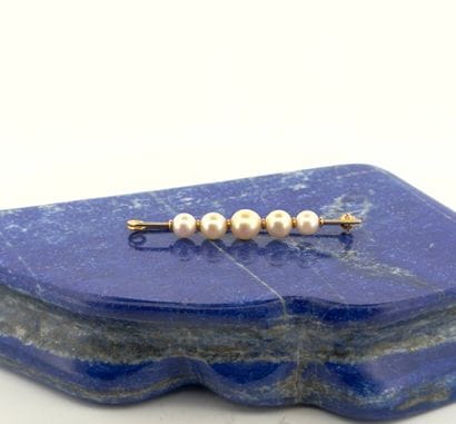 Epingle en or jaune 18K (750) retenant quatre...