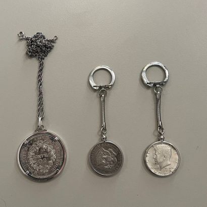 Pendentif en argent (800) retenant une pièce...