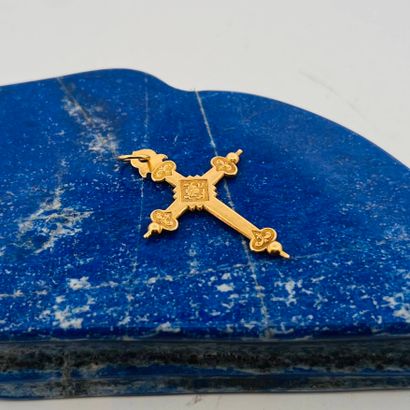 Croix régionale en or jaune 18K (750) à décor...
