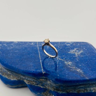 Solitaire en or gris 18K (750) serti d'un...