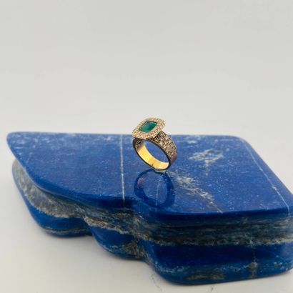 Bague en or jaune 18K (750), sertie d'une...