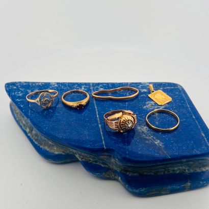 Lot d'or 18K (750) composé d'une alliance...