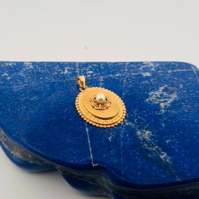 Pendentif ovale en or jaune 18K (750) à décor...
