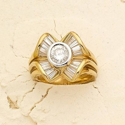 Bague en or 18k (750e), centrée d'un diamant...