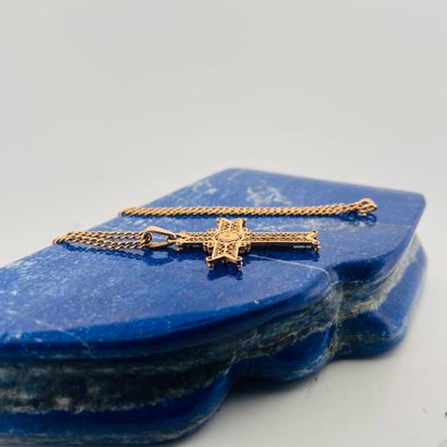Pendentif croix en or jaune 18K (750) filigrané,...