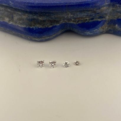 Lot de quatre diamants sur papier comprenant...