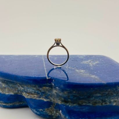 Solitaire en or gris 18K (750) serti d'un...