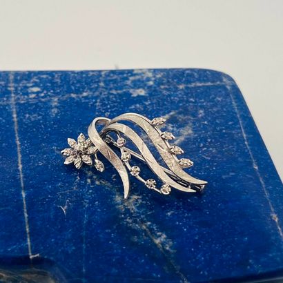 Broche gerbe en or gris 18K (750) en partie...