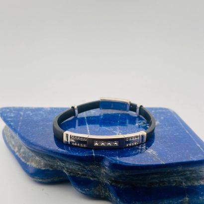 Suite de trois joncs en or gris 18K (750)...