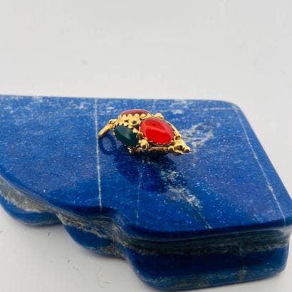 Pendentif en or 18K (750) serti de calcédoines,...