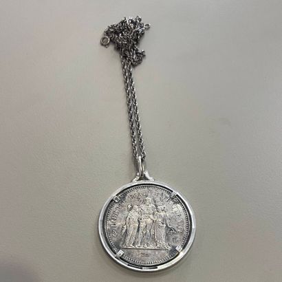 Pendentif en argent (800) retenant une pièce...