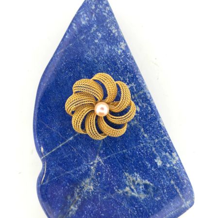 Broche en fils d'or 18K (750) torsadé, dessinant...